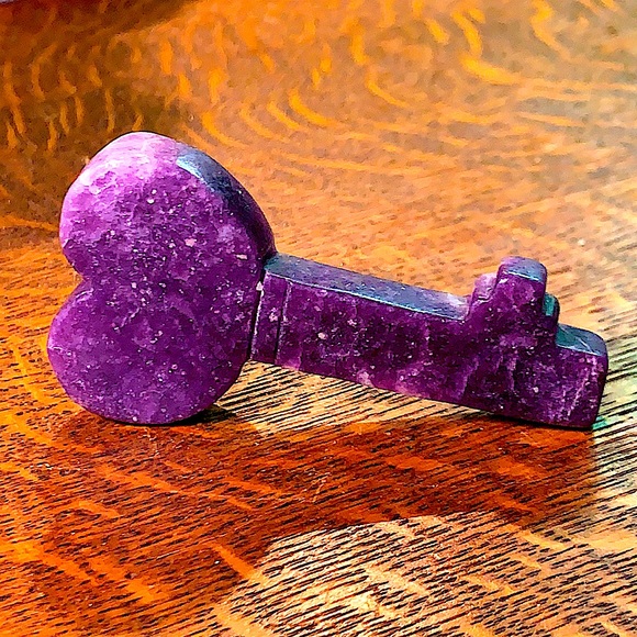 LEPIDOLITE KEY CARVED CRYSTAL CALMING BALANCE PEACE HEALING STONE NEW - Picture 1 of 7